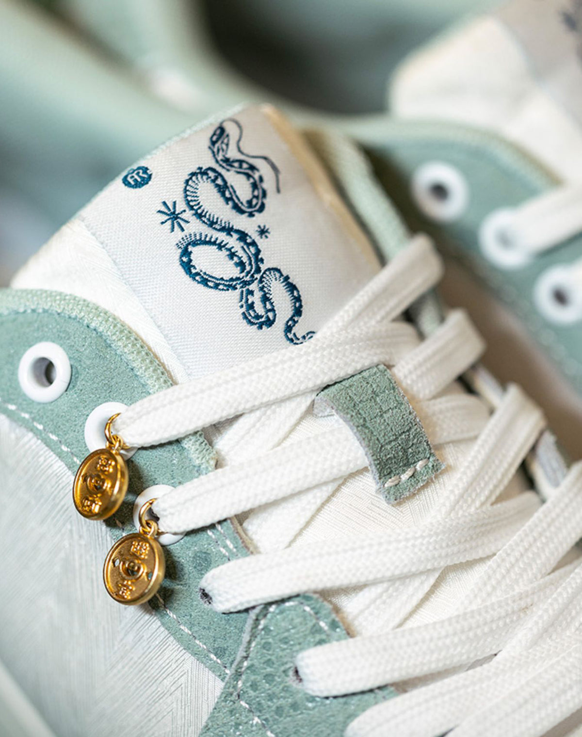 American Retro Small Design Snake Embroidery Thick-soled Men's Casual Shoes - Harmony Gallery