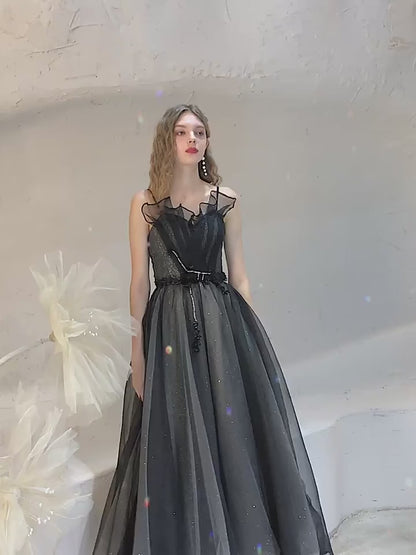 Elegant sort funklende tyl boldkjole med flæsede overdel
