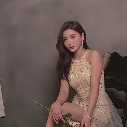Elegante vestido alto-bajo con lentejuelas iridiscentes y cuello halter