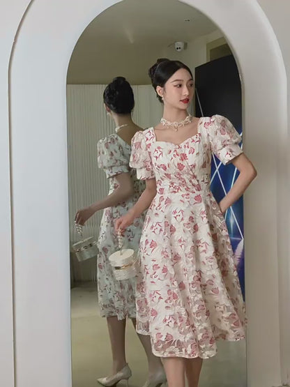 Elegante abito midi con maniche a sbuffo floreale rosso e bianco con scollo a cuore