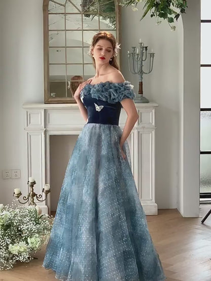Incantevole abito da ballo in tulle blu con spalle scoperte e corpetto arricciato