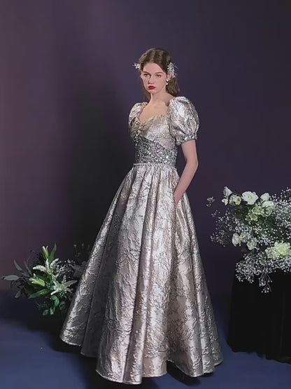 Lussuoso abito da ballo con maniche a sbuffo in jacquard dorato e corpetto con paillettes